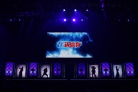 「ジャンプフェスタ2024」にて開催された「青の祓魔師」ステージの様子。思い思いのポーズを決めたキャスト陣がシルエットで映し出された。