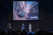 TVアニメ「アオのハコ」のステージイベントより。ステージ中央の左から千葉翔也、上田麗奈。 (c)SHUEISHA Inc. All rights reserved.