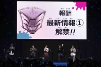 「ジャンプフェスタ2024」で行われたTVアニメ「アンデッドアンラック」のステージイベントの様子。左から川本成、中村悠一、佳原萌枝、梶裕貴、村瀬歩。 (c)SHUEISHA Inc. All rights reserved.