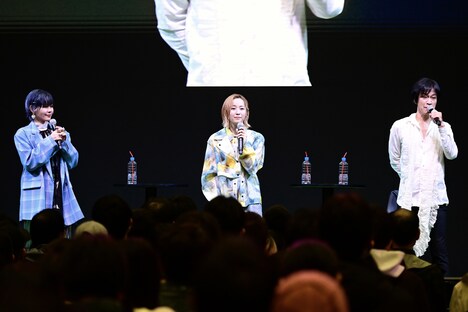 左からファイルーズあい、花守ゆみり、小山力也。