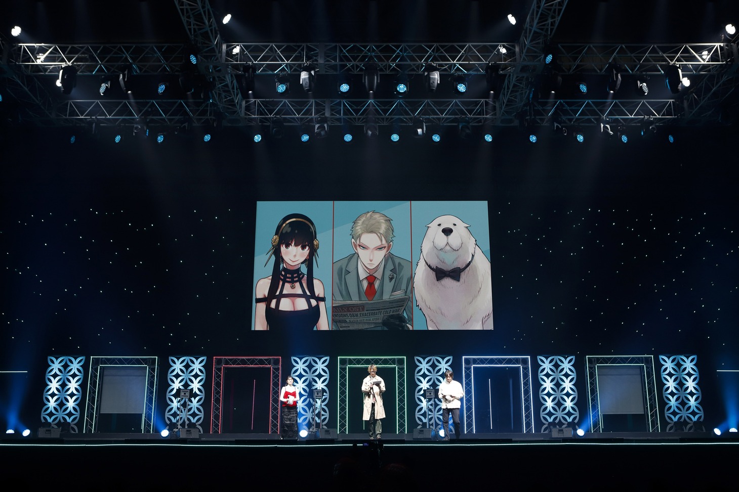TVアニメ「SPY×FAMILY」ステージの様子。左から早見沙織、江口拓也、松田健一郎。(c)SHUEISHA Inc. All rights reserved.