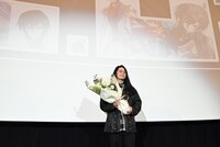 花束を受け取った福山潤。