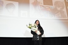 花束を受け取った福山潤。