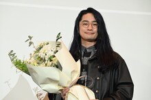 花束を受け取った福山潤。