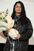 花束を受け取った福山潤。