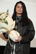 花束を受け取った福山潤。