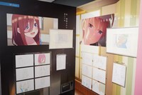 「『五等分の花嫁』アニメ原画展 Engagement」の様子。