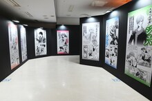 「草凪みずほ画業20周年記念 暁のヨナ大原画展」メインキャラクターたちの紹介コーナー。