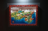 「草凪みずほ画業20周年記念 暁のヨナ大原画展」舞台となった大陸のジオラマ。