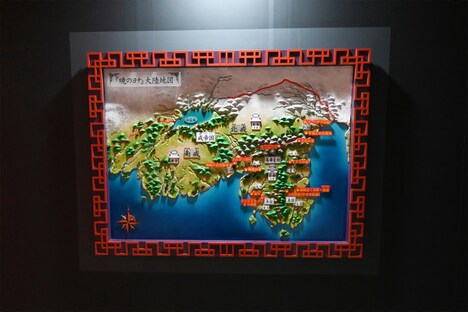 「草凪みずほ画業20周年記念 暁のヨナ大原画展」舞台となった大陸のジオラマ。