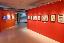 「草凪みずほ画業20周年記念 暁のヨナ大原画展」より、「四龍集め編」コーナーの展示の様子。