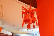 「草凪みずほ画業20周年記念 暁のヨナ大原画展」の場内随所には、草凪のこだわり光る装飾品も。