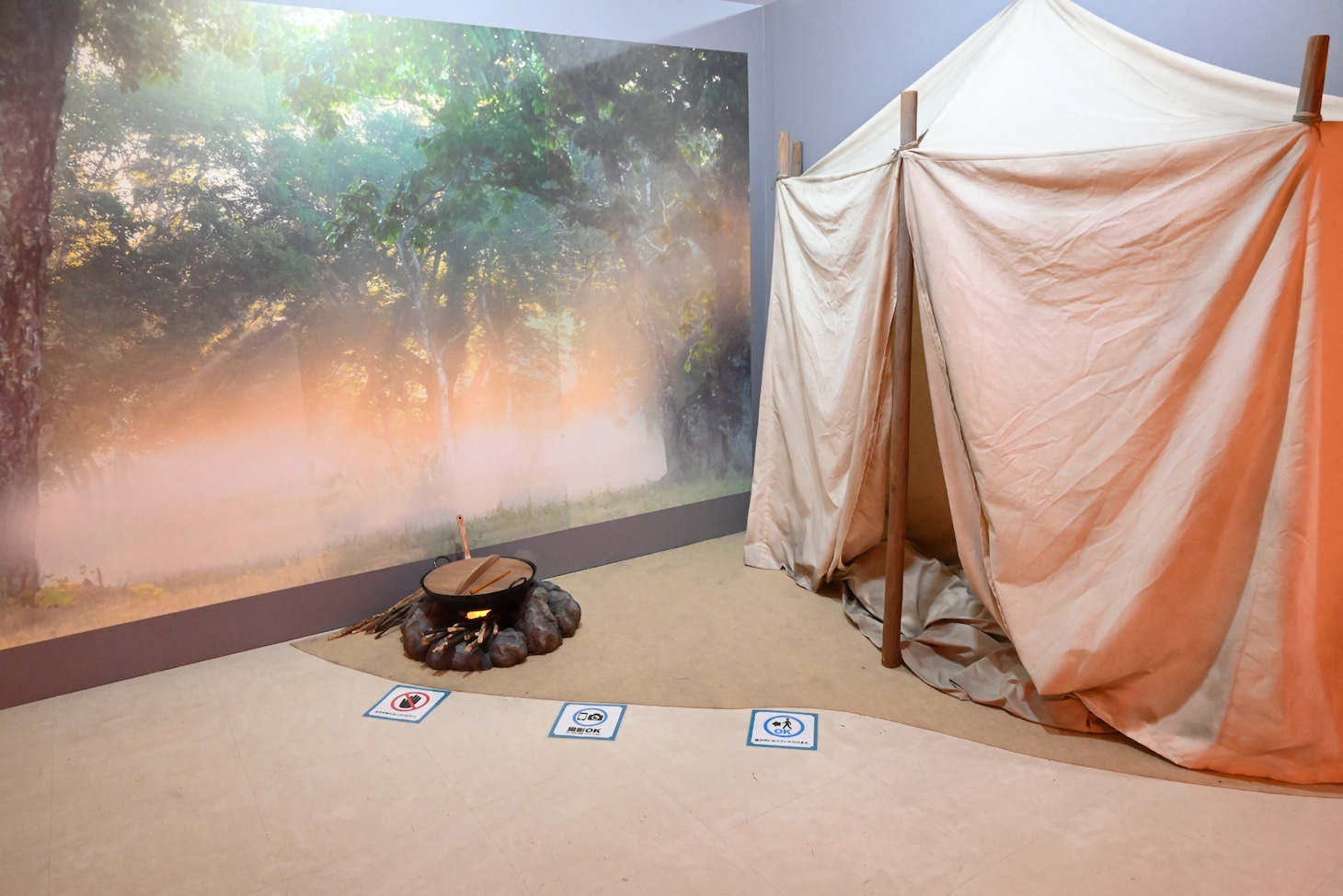 「草凪みずほ画業20周年記念 暁のヨナ大原画展」より、ヨナたちがたびたび行う野営を模したフォトスポット。