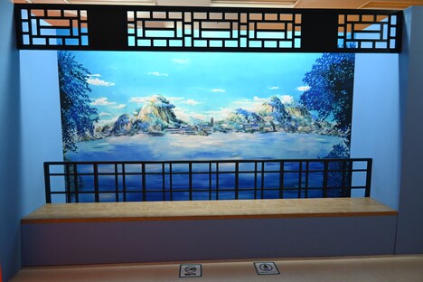 「草凪みずほ画業20周年記念 暁のヨナ大原画展」より、ヨナとリリが水辺を眺めているカラーイラストを元にしたフォトスポット。