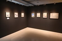 「草凪みずほ画業20周年記念 暁のヨナ大原画展」より、「ゼノ過去編」コーナーの展示の様子。