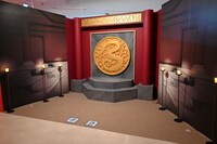 「草凪みずほ画業20周年記念 暁のヨナ大原画展」より、緋龍王の廟を模したフォトスポット。