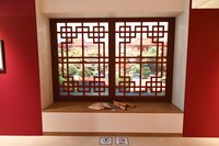 「草凪みずほ画業20周年記念 暁のヨナ大原画展」より、スウォンの執務室の窓を模したフォトスポット。