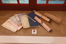 「草凪みずほ画業20周年記念 暁のヨナ大原画展」より、スウォンの執務室の窓を模したフォトスポット。