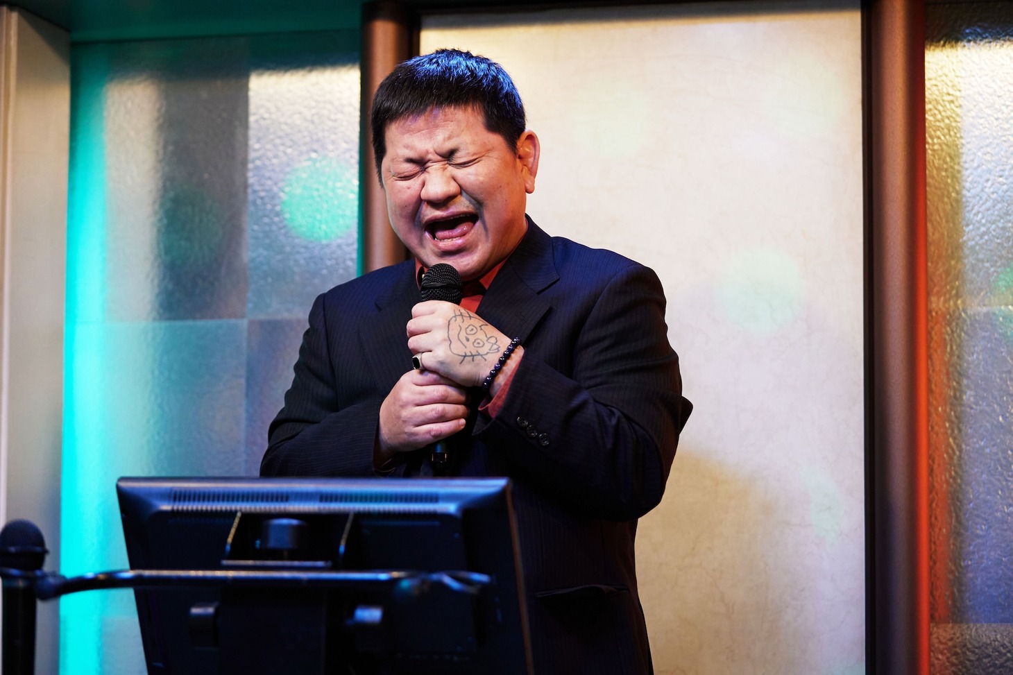 チャンス大城演じる尾形。