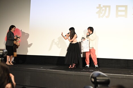 イラストでアーニャを怖がらせる早見沙織。