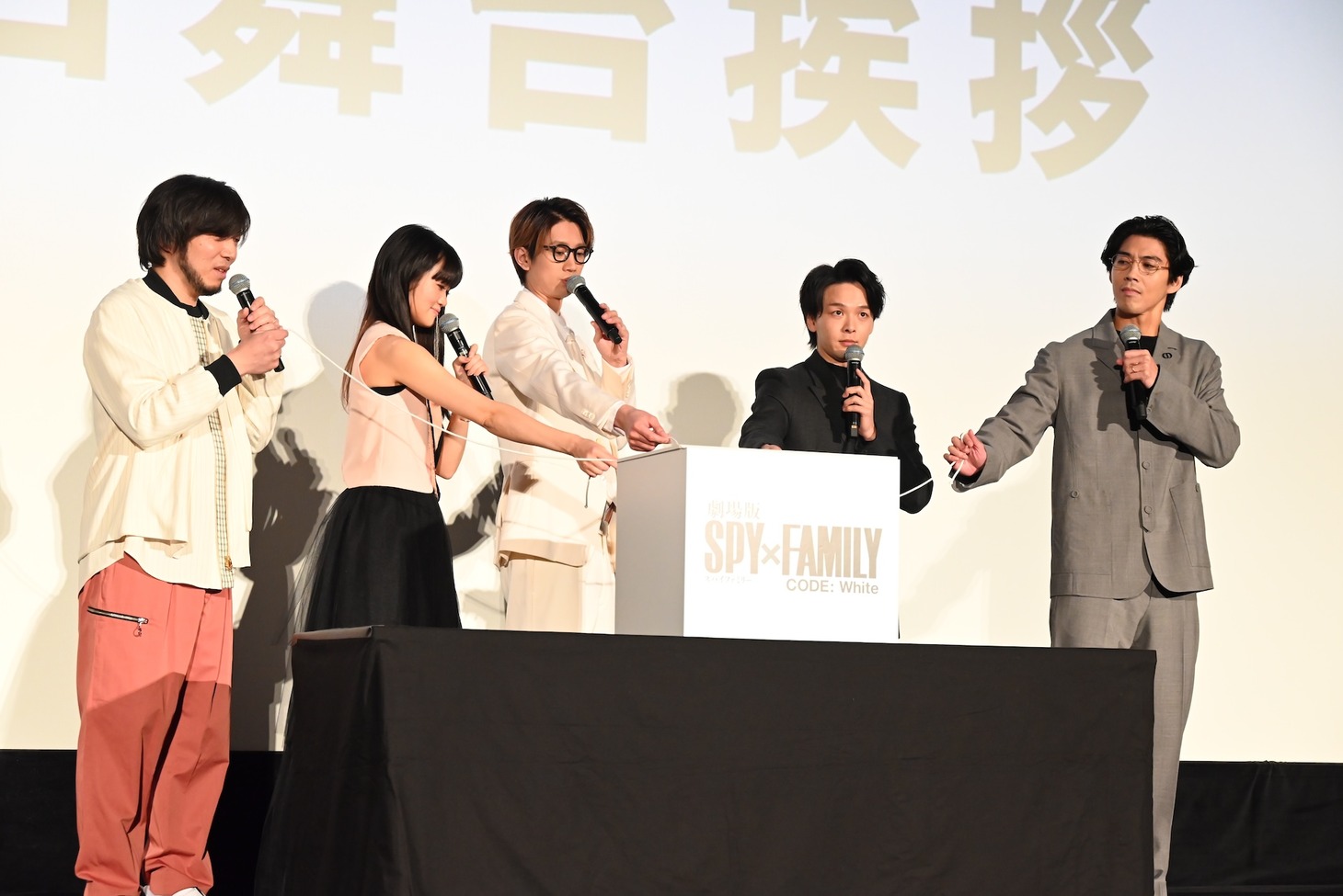 運試しに挑む登壇者たち。
