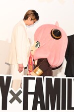 フォトセッションでアーニャと見つめ合う江口拓也。