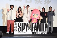 アニメ「劇場版 SPY×FAMILY CODE: White」の初日舞台挨拶より。左から松田健一郎、早見沙織、江口拓也、アーニャ、中村倫也、賀来賢人。