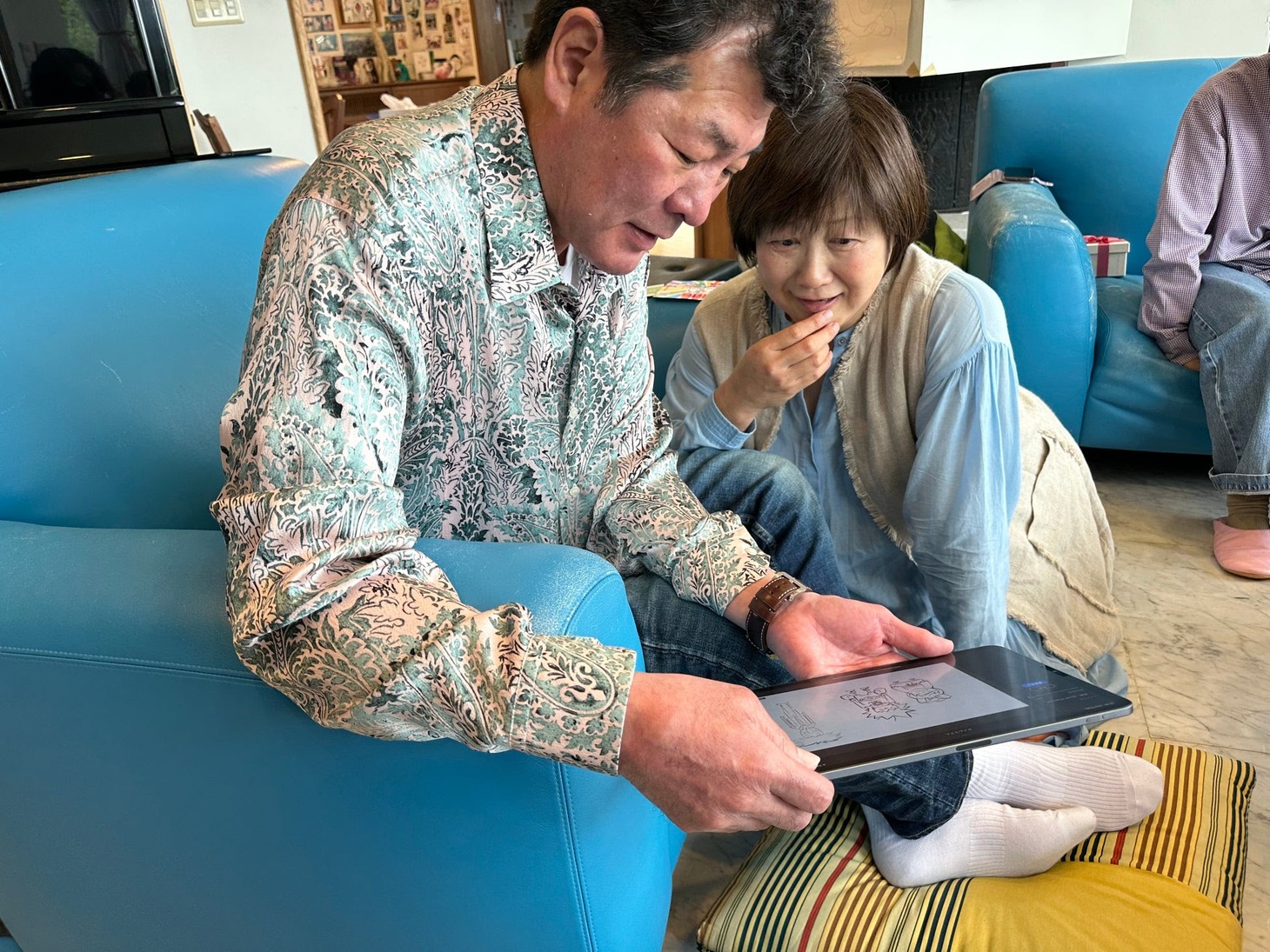 アニメとなって動く自身の姿を初めて観た際の赤井夫妻。