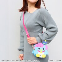 「ぷにるはかわいいスライム ぷにるのポシェット」の使用イメージ。