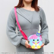 「ぷにるはかわいいスライム ぷにるのポシェット」の使用イメージ。