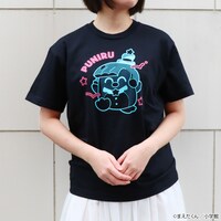 「ぷにるはかわいいスライム ぷにるTシャツ」の着用イメージ。