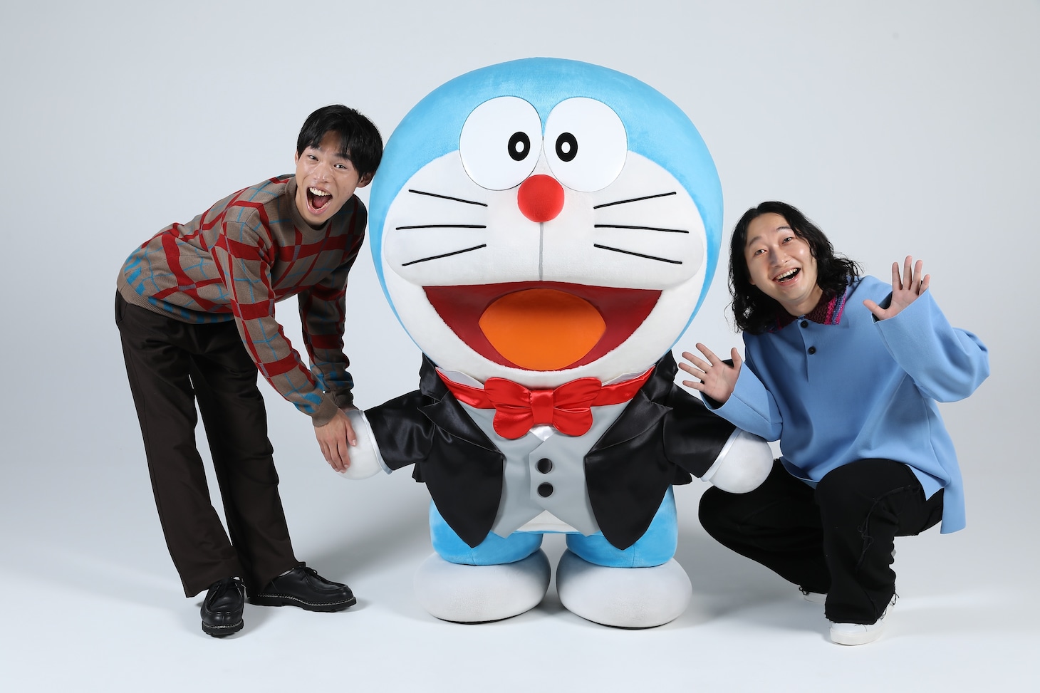 かが屋とドラえもん。左が加賀翔、右が賀屋壮也。