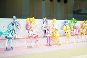 歴代プリキュアの等身大立像。