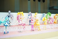歴代プリキュアの等身大立像。