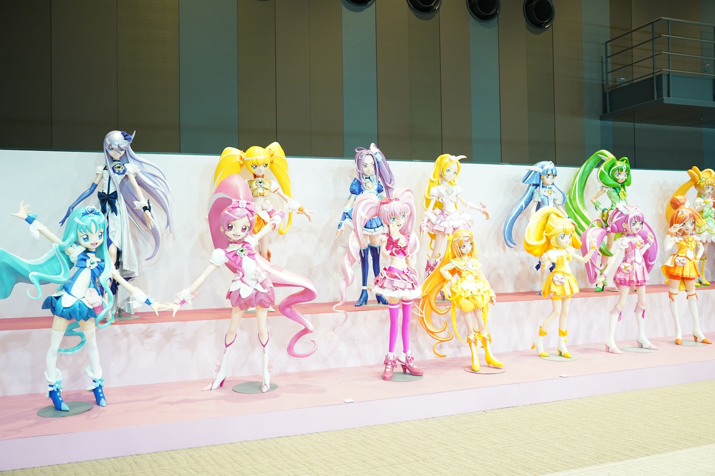歴代プリキュアの等身大立像。