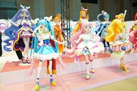 歴代プリキュアの等身大立像。