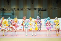歴代プリキュアの等身大立像。