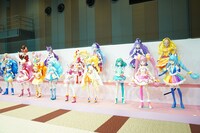 歴代プリキュアの等身大立像。