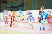 歴代プリキュアの等身大立像。