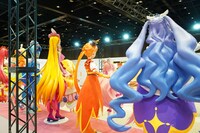 歴代プリキュアの等身大立像。一部は後ろからも見ることができる。