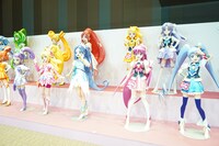 歴代プリキュアの等身大立像。