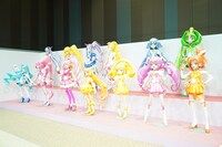 歴代プリキュアの等身大立像。