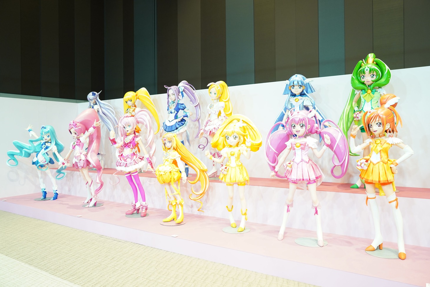 歴代プリキュアの等身大立像。