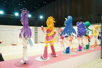 歴代プリキュアの等身大立像。