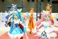 歴代プリキュアの等身大立像。