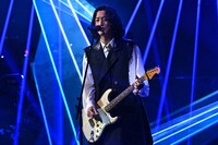 「青のすみか」を披露するキタニタツヤ。