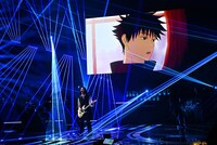 「青のすみか」を披露するキタニタツヤ。