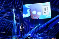 「青のすみか」を披露するキタニタツヤ。