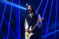 「青のすみか」を披露するキタニタツヤ。