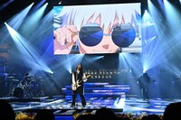 「青のすみか」を披露するキタニタツヤ。